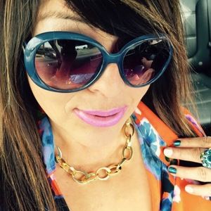 Meet your Posher, Roxanne